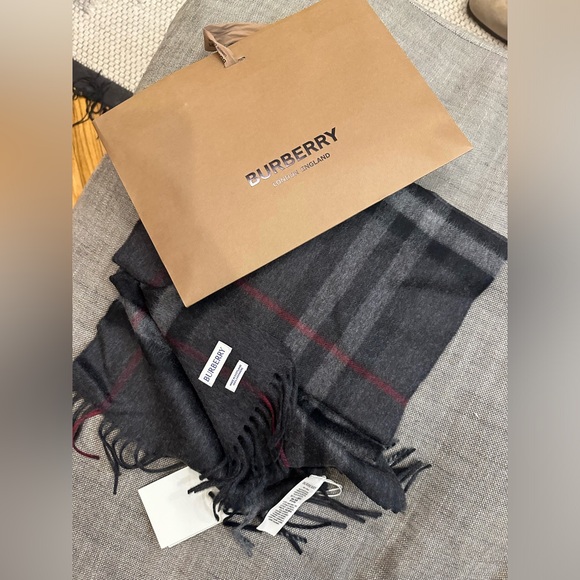 NWT Burberry Giant Check Scarf Charcoal - Picture 2 of 7